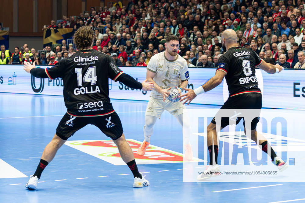 Kassel, Deutschland 22. Oktober 2026: EHF Champions League - 2026 2027 - Gruppenphase - Gruppe B - Sp. 5 - MT Melsungen gegen Orlen Wisla Plock Im Bild: v. li. im Zweikampf Johannes Golla (MT), Mitja Janc (SPR) und Adrian Sipos Adrian Sipos (MT) Rothenbach-Halle Hessen