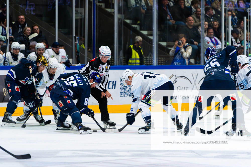 Kassel, Deutschland 22. Oktober 2026: DEL2 - 2026 2027 - Sp. 11 - Kassel Huskies gegen Blue Devils Weiden Im Bild: v.li. Hunter Garlent (ECK) und Charlie Jahnke (BDW) Probonio Arena Hessen