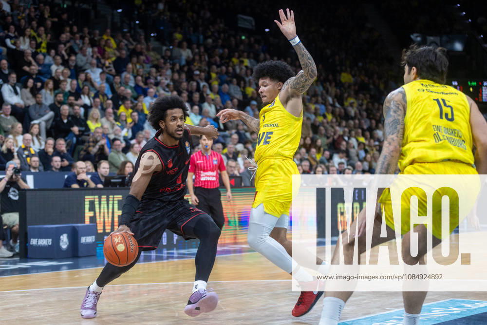 Oldenburg, Niedersachsen, DEU, 23.10.2026, Jordan Wright (links, BMA365 Bamberg Baskets) und Tylan Pope (Mitte, EWE Baskets Oldenburg) und Marcel Keßen (rechts, EWE Baskets Oldenburg). EWE Baskets Oldenburg vs. BMA365 Bamberg Baskets. Basketball 1. Basketball-Bundesliga Saison 2026 2027, 6. Spieltag, Grosse EWE Arena. EWE Baskets Oldenburg vs. BMA365 Bamberg Baskets
