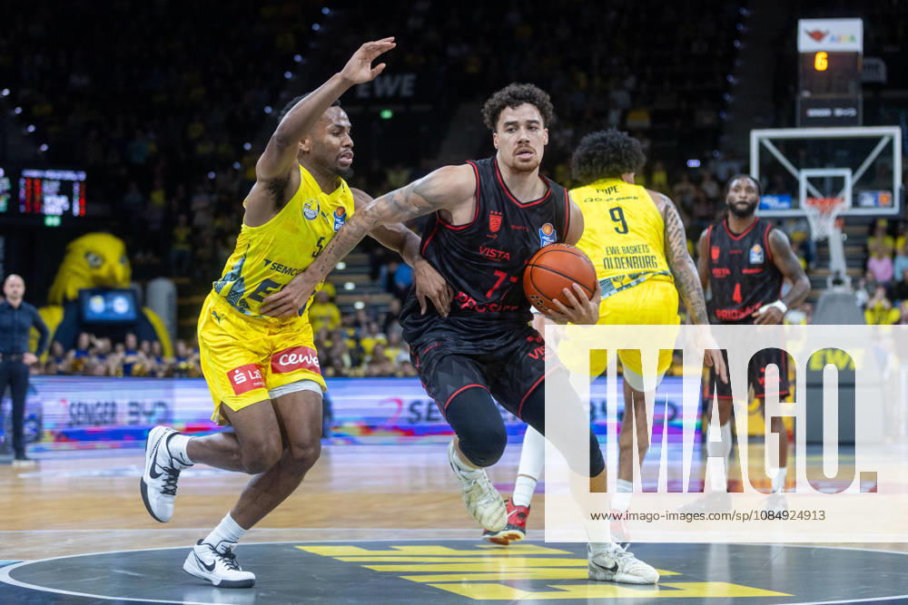 Oldenburg, Niedersachsen, DEU, 23.10.2026, Benjamin Koppke (Mitte, BMA365 Bamberg Baskets), Jeremy Roach (links, EWE Baskets Oldenburg). EWE Baskets Oldenburg vs. BMA365 Bamberg Baskets. Basketball 1. Basketball-Bundesliga Saison 2026 2027, 6. Spieltag, Grosse EWE Arena. EWE Baskets Oldenburg vs. BMA365 Bamberg Baskets