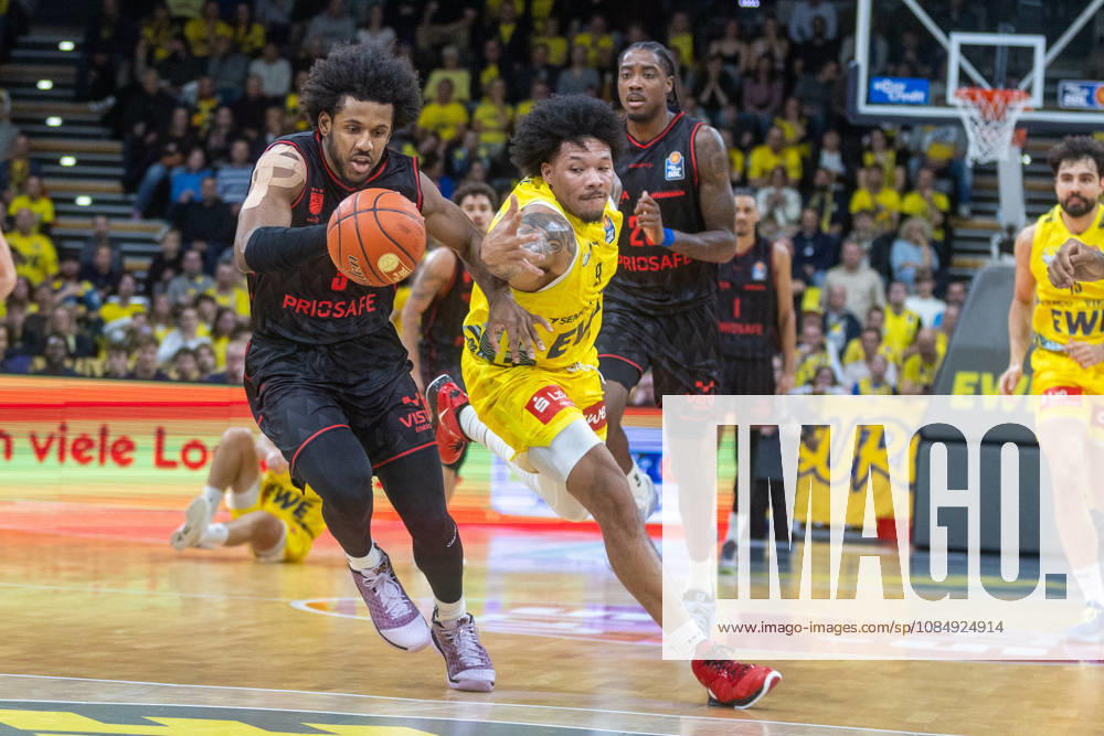 Oldenburg, Niedersachsen, DEU, 23.10.2026, Jordan Wright (links, BMA365 Bamberg Baskets) und Tylan Pope (rechts, EWE Baskets Oldenburg). EWE Baskets Oldenburg vs. BMA365 Bamberg Baskets. Basketball 1. Basketball-Bundesliga Saison 2026 2027, 6. Spieltag, Grosse EWE Arena. EWE Baskets Oldenburg vs. BMA365 Bamberg Baskets