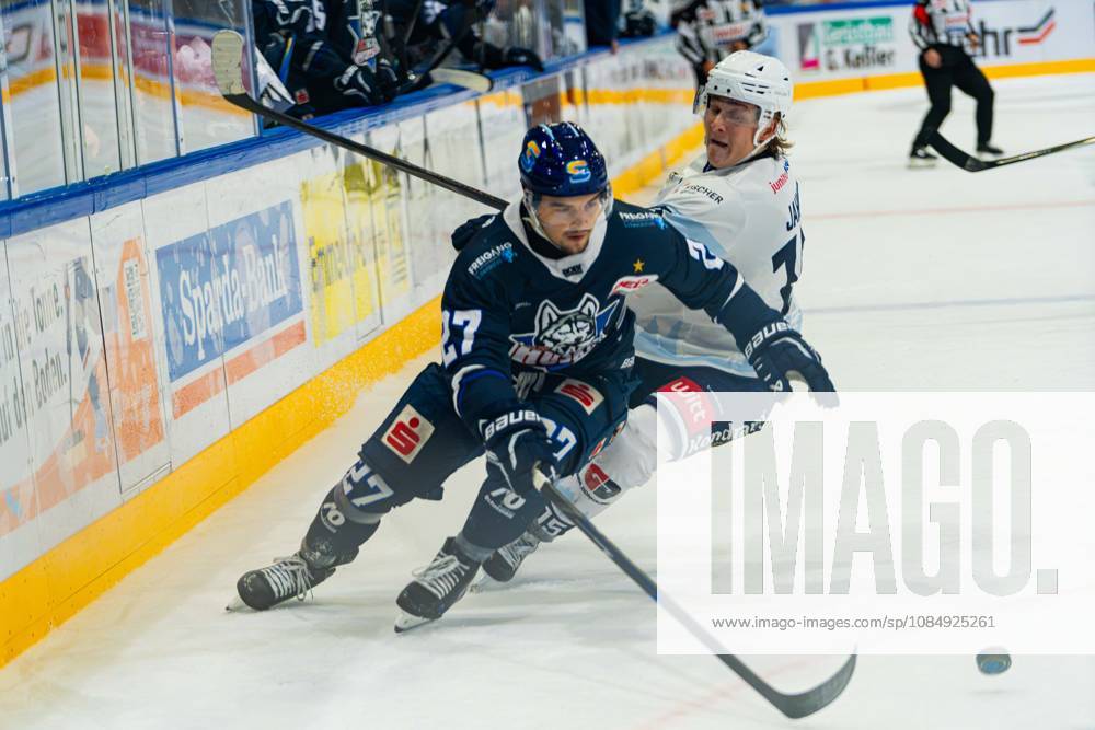 Kassel, Deutschland 22. Oktober 2026: DEL2 - 2026 2027 - Sp. 11 - Kassel Huskies gegen Blue Devils Weiden Im Bild: v. li. im Zweikampf Michael Bartuli (ECK) und Charlie Jahnke (BDW) Probonio Arena Hessen