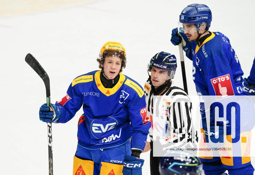 Zug Schweiz. Eishockey Herren Saison 2026-2027 EV Zug - HC Lausanne. Bild. Vinzenz Rohrer Topscorer EV Zug muss auf die Strafbank. Rechts Tobias Geisser EV Zug. Aktion