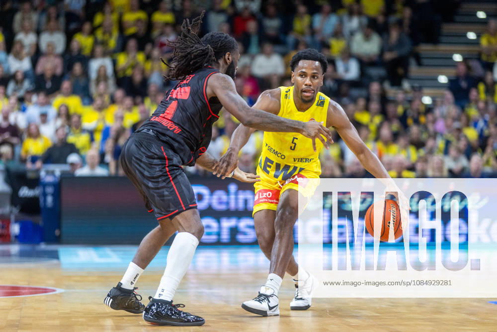 Oldenburg, Niedersachsen, DEU, 23.10.2026, Jeremy Roach (rechts, EWE Baskets Oldenburg) und Jordan Jones (links, BMA365 Bamberg Baskets). EWE Baskets Oldenburg vs. BMA365 Bamberg Baskets. Basketball 1. Basketball-Bundesliga Saison 2026 2027, 6. Spieltag, Grosse EWE Arena. EWE Baskets Oldenburg vs. BMA365 Bamberg Baskets