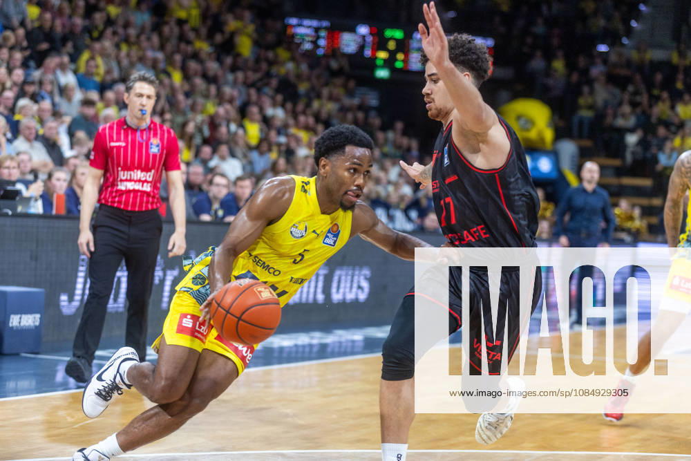 Oldenburg, Niedersachsen, DEU, 23.10.2026, Jeremy Roach (links, EWE Baskets Oldenburg) und Joshua Obiesie (rechts, BMA365 Bamberg Baskets). EWE Baskets Oldenburg vs. BMA365 Bamberg Baskets. Basketball 1. Basketball-Bundesliga Saison 2026 2027, 6. Spieltag, Grosse EWE Arena. EWE Baskets Oldenburg vs. BMA365 Bamberg Baskets