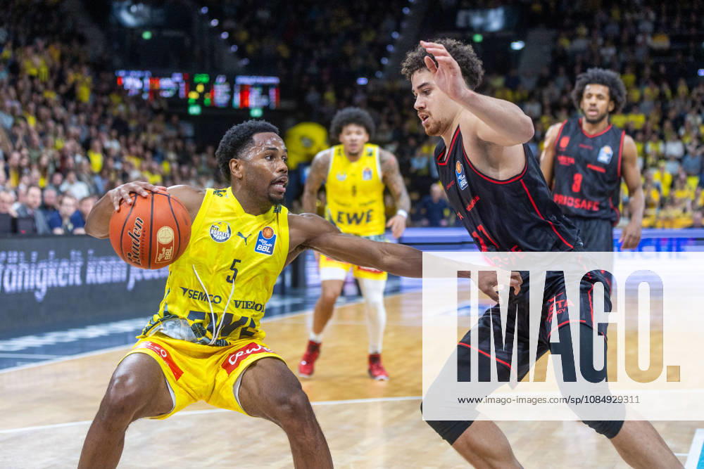 Oldenburg, Niedersachsen, DEU, 23.10.2026, Jeremy Roach (links, EWE Baskets Oldenburg) und Joshua Obiesie (rechts, BMA365 Bamberg Baskets). EWE Baskets Oldenburg vs. BMA365 Bamberg Baskets. Basketball 1. Basketball-Bundesliga Saison 2026 2027, 6. Spieltag, Grosse EWE Arena. EWE Baskets Oldenburg vs. BMA365 Bamberg Baskets
