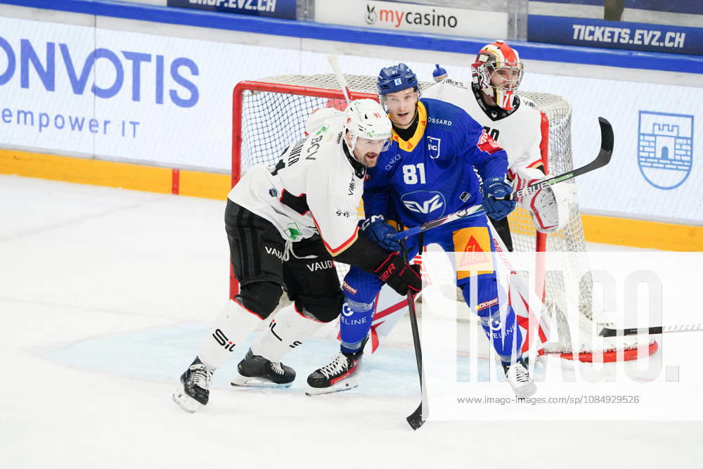 Zug Schweiz. Eishockey Herren Saison 2026-2027 EV Zug - HC Lausanne. Bild. Dominik Kubalik EV Zug gegen Fabian Heldner HC Lausanne hinten Torhueter Ewan Huet HC Lausanne hinten Aktion Zweikampf