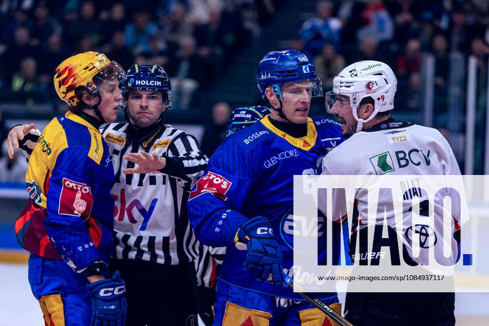 Damien Riat 9 (Lausanne HC) will von Topscorer Vinzenz Rohrer (EV Zug) nicht ablassen, nach dessen Check gegen Philipp Kurashev 23 (Lausanne HC) - 23.10.2026 - National League, Regular Season, Eishockey, OYM hall, Zug: EV Zug - Lausanne HC . (Bild von
