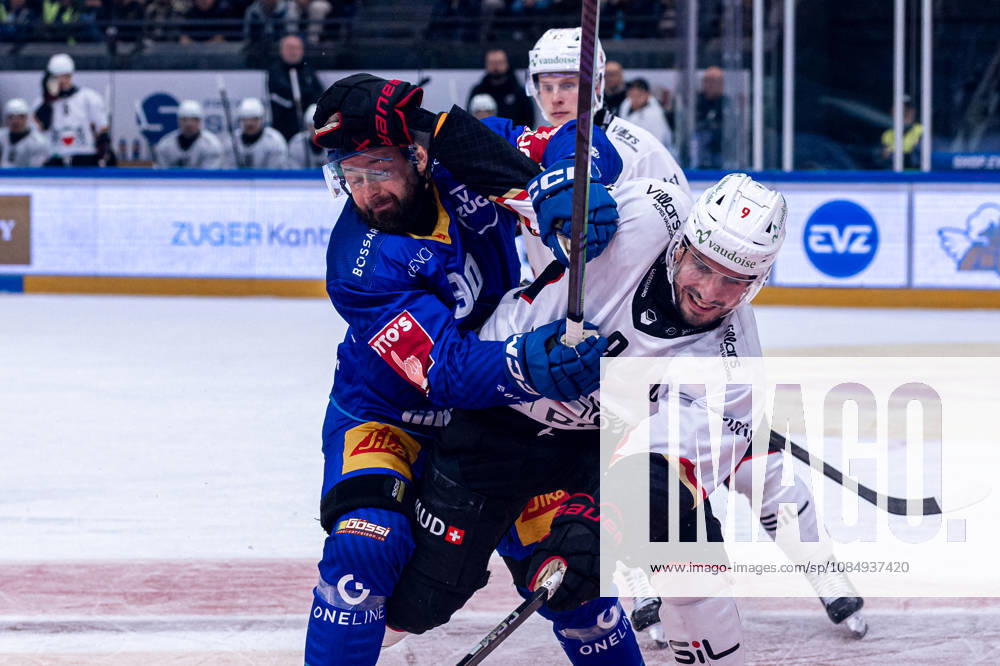 Damien Riat 9 (Lausanne HC) wehrt sich mit Händen und Füssen gegen Tomas Tatar 90 (EV Zug) - 23.10.2026 - National League, Regular Season, Eishockey, OYM hall, Zug: EV Zug - Lausanne HC . (Bild von