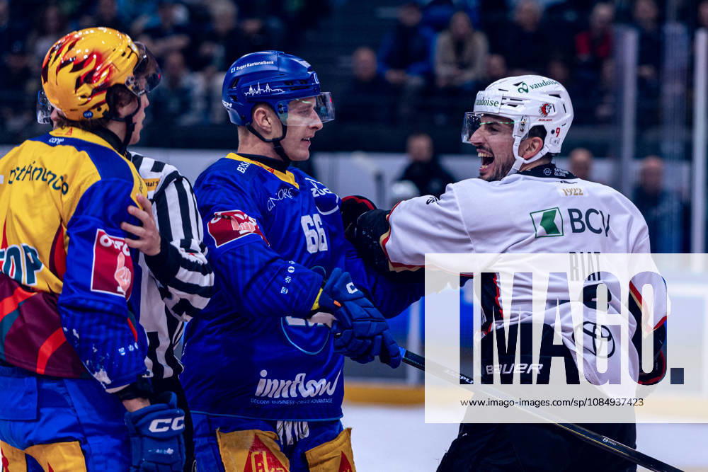 Damien Riat 9 (Lausanne HC) will von Topscorer Vinzenz Rohrer (EV Zug) nicht ablassen, nach dessen Check gegen Philipp Kurashev 23 (Lausanne HC) - 23.10.2026 - National League, Regular Season, Eishockey, OYM hall, Zug: EV Zug - Lausanne HC . (Bild von