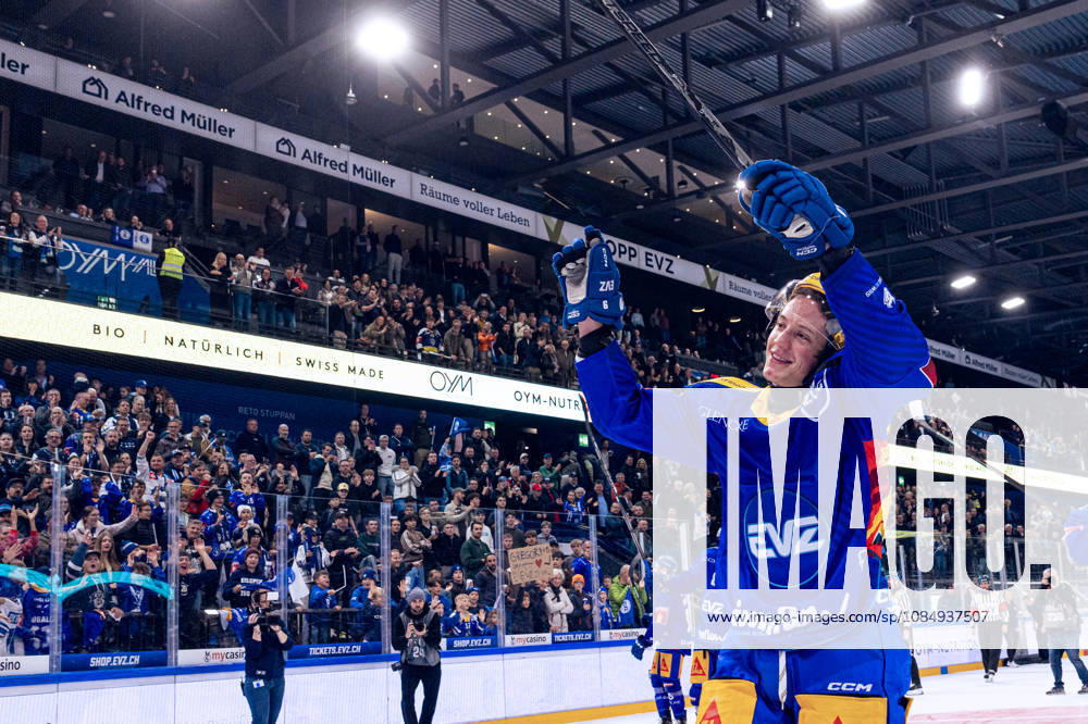 Topscorer Vinzenz Rohrer (EV Zug) wird als Best Player von den Zuger Fans gefeiert - 23.10.2026 - National League, Regular Season, Eishockey, OYM hall, Zug: EV Zug - Lausanne HC . (Bild von