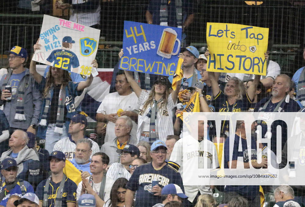 Milwaukee Brewers fans cheer for their team before the start of game one of the 2026 MLB, Baseball Herren, USA World Series against the Tampa Bay Rays at American Family Field in Milwaukee, Wisconsin, on Friday, October 23, 2026. MIL20261023701 TANNENxMAURY