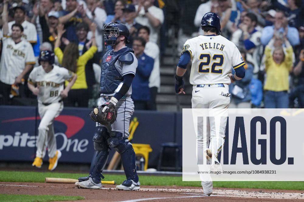 MLB, Baseball Herren, USA World Series Game 1 - Milwaukee Brewers vs Tampa Bay Rays Milwaukee Brewers designated hitter Christian Yelich (R) scores a run during the Major League Baseball (MLB) World Series Game 1 between the Milwaukee Brewers and Tampa Bay Rays at American Family Field in Milwaukee, Wisconsin, USA, 23 October 2026. MILWAUKEE WISCONSIN UNITED STATES