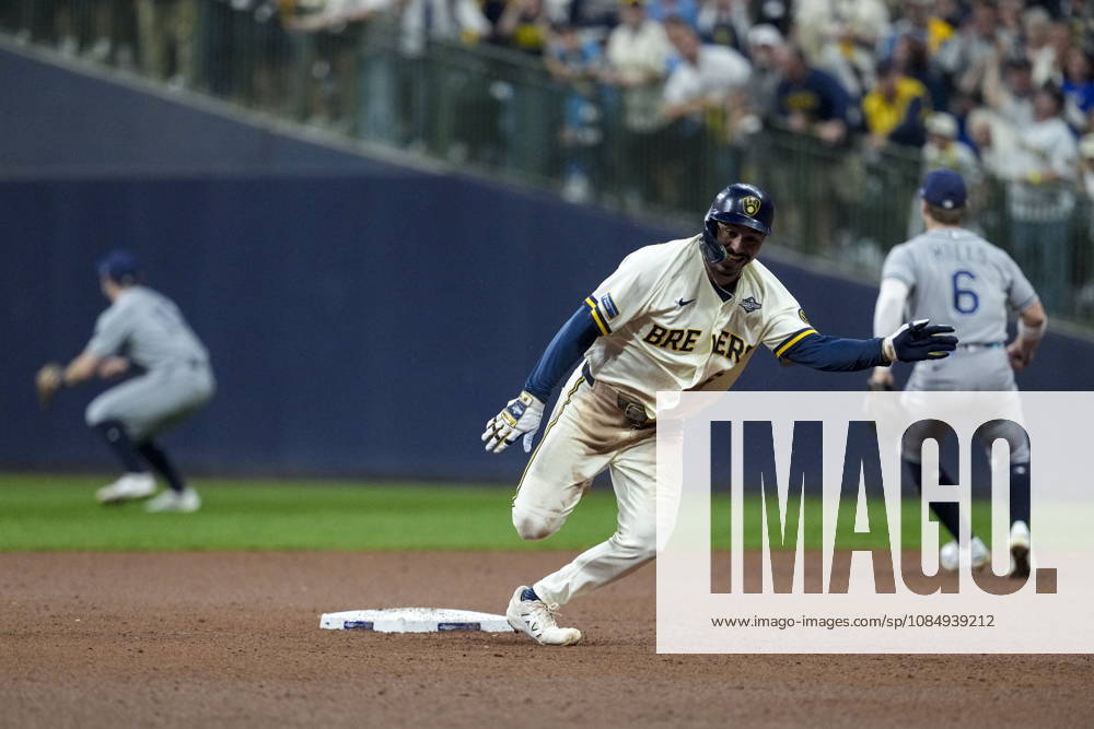 MLB, Baseball Herren, USA World Series Game 1 - Milwaukee Brewers vs Tampa Bay Rays Milwaukee Brewers third baseman David Hamilton takes a misstep as he rounds second base during the Major League Baseball (MLB) World Series Game 1 between the Milwaukee Brewers and Tampa Bay Rays at American Family Field in Milwaukee, Wisconsin, USA, 23 October 2026. MILWAUKEE WISCONSIN UNITED STATES