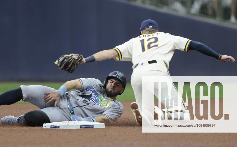 Tampa Bay Rays Jonathan Aranda (8) is tagged out stealing second by Milwaukee Brewers shortstop Cooper Pratt (12) in the sixth inning during game one of the 2026 MLB, Baseball Herren, USA World Series at American Family Field in Milwaukee, Wisconsin, on Friday, October 23, 2026. MIL20261023723 TANNENxMAURY