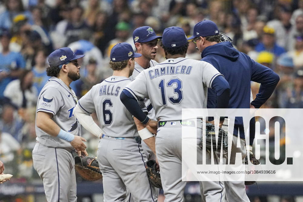 MLB, Baseball Herren, USA World Series Game 1 - Milwaukee Brewers vs Tampa Bay Rays Tampa Bay Rays relief pitcher Steven Matz (C) speaks to teammates in a meeting during the Major League Baseball (MLB) World Series Game 1 between the Milwaukee Brewers and Tampa Bay Rays at American Family Field in Milwaukee, Wisconsin, USA, 23 October 2026. MILWAUKEE WISCONSIN UNITED STATES