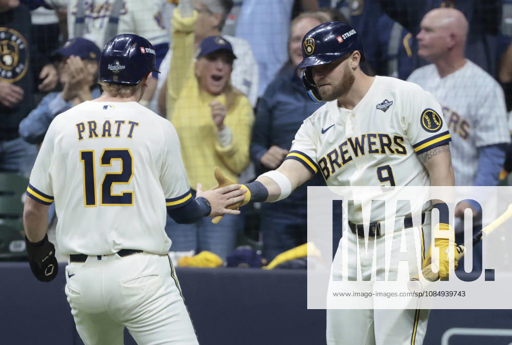 Milwaukee Brewers Cooper Pratt (12) is congratulated by Jake Bauers (9) after scoring on a single by Jackson Chourio against the Tampa Bay Rays in the seventh inning during game one of the 2026 MLB, Baseball Herren, USA World Series at American Family Field in Milwaukee, Wisconsin, on Friday, October 23, 2026. MIL20261023728 TANNENxMAURY