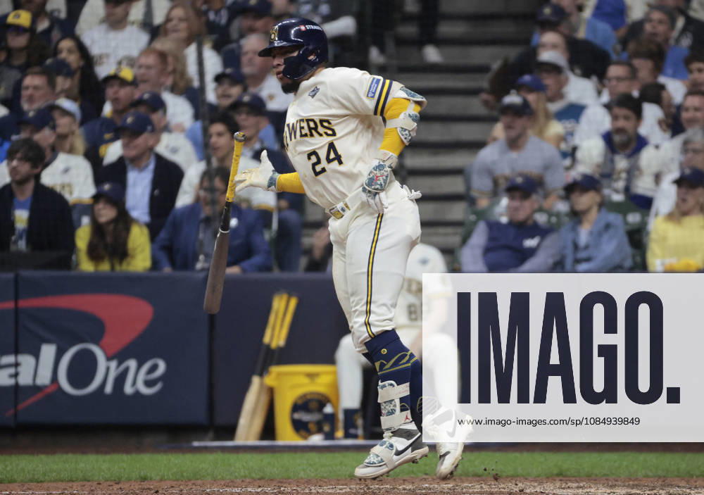 Milwaukee Brewers William Contreras (24) hits a single against the Tampa Bay Rays in the eight inning during game one of the 2026 MLB, Baseball Herren, USA World Series at American Family Field in Milwaukee, Wisconsin, on Friday, October 23, 2026. MIL20261023732 TANNENxMAURY