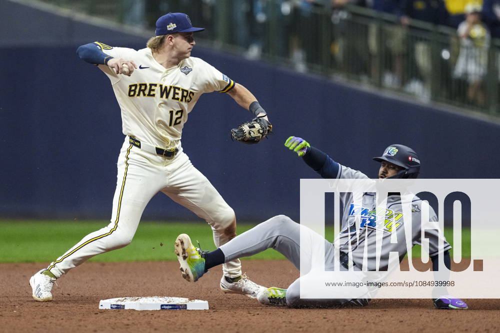 MLB, Baseball Herren, USA World Series Game 1 - Milwaukee Brewers vs Tampa Bay Rays Milwaukee Brewers shortstop Cooper Pratt (L) misses the double play during the Major League Baseball (MLB) World Series Game 1 between the Milwaukee Brewers and Tampa Bay Rays at American Family Field in Milwaukee, Wisconsin, USA, 23 October 2026. MILWAUKEE WISCONSIN UNITED STATES