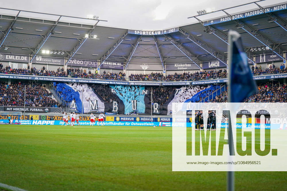 Deutschland: Fussball Bundesliga 2026 - 2027, 7. Spieltag - SC Paderborn vs Hamburger SV - Home-Deluxe-Arena (Paderborn): Totale der Home-Deluxe-Arena in Paderborn, Innenansicht mit grosser blau-schwarz-weisser Choreographie der Heimfans des SC Paderborn 07 auf der Tribüne, Schriftzug HAMBURG. Fanchoreo, Ultras, Fanszene, Zuschauer, Fahnen, Fanblock, Stadion, Sportstätte, Fussball, Bundesliga, Mannschaftskreis, Hamburger SV, SC Paderborn, Eckfahne, Spielfeld, Flutlicht, Stadiondach, Werbung, Sponsoren, Werbebanden, Merkur, buXtrade, Bad Driburger, Happe, Stimmung.