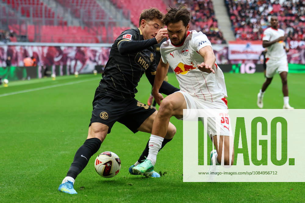Deutschland: 1. Bundesliga 2026 2027, 7. Spieltag, RB Leipzig - SV Elversberg, Red Bull Arena (Leipzig): Zweikampf von Lukas Petkov (SV 07 Elversberg, 25) und Max Finkgräfe (RB Leipzig, 35)