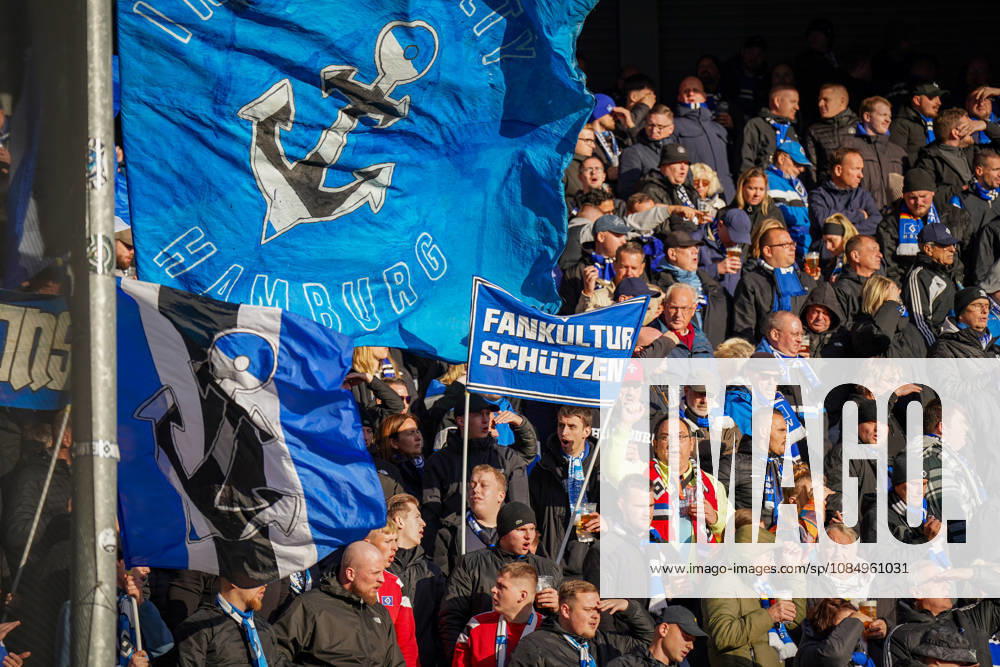 Deutschland: Fussball Bundesliga 2026 - 2027, 7. Spieltag - SC Paderborn vs Hamburger SV - Home-Deluxe-Arena (Paderborn): Auswärtsfans des Hamburger SV (HSV) im Gästeblock der Home-Deluxe-Arena in Paderborn. Grosse blau-schwarze HSV-Fahnen mit Anker und Schriftzug Hamburg, Transparent Fankultur schützen. Fans, Ultras, Fanszene, Fankultur, Fanprotest, Zuschauer, Fahnen, Spruchband, Transparent, Tribüne, Fanblock, Stimmung, Support, Auswärtsspiel, Fussball, Bundesliga, SC Paderborn 07, Hamburger SV, Stadion, Sportstätte, Fanrechte, Fankultur schützen, Totale.