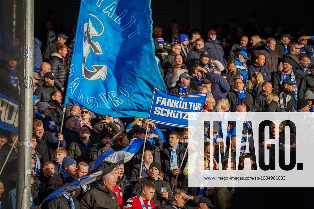 Deutschland: Fussball Bundesliga 2026 - 2027, 7. Spieltag - SC Paderborn vs Hamburger SV - Home-Deluxe-Arena (Paderborn): Auswärtsfans des Hamburger SV (HSV) im Gästeblock der Home-Deluxe-Arena in Paderborn. Grosse blau-schwarze HSV-Fahnen mit Anker und Schriftzug Hamburg, Transparent Fankultur schützen. Fans, Ultras, Fanszene, Fankultur, Fanprotest, Zuschauer, Fahnen, Spruchband, Transparent, Tribüne, Fanblock, Stimmung, Support, Auswärtsspiel, Fussball, Bundesliga, SC Paderborn 07, Hamburger SV, Stadion, Sportstätte, Fanrechte, Fankultur schützen, Totale.