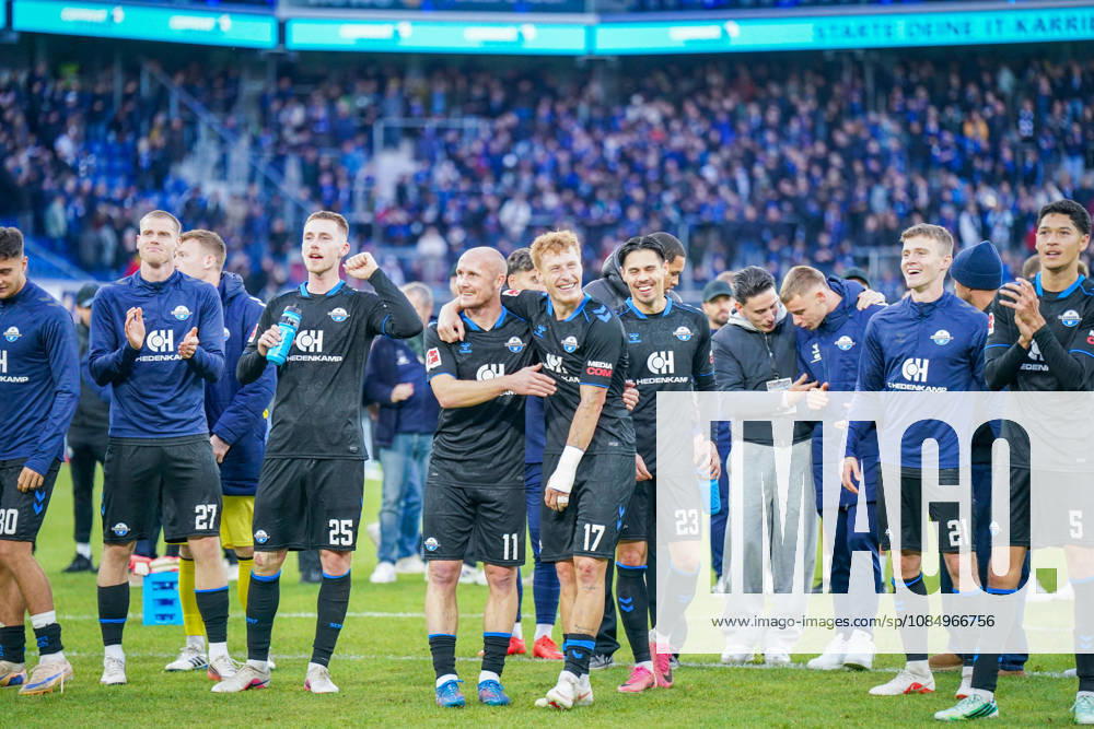 Deutschland: Fussball Bundesliga 2026 - 2027, 7. Spieltag - SC Paderborn vs Hamburger SV - Home-Deluxe-Arena (Paderborn): Freude, Emotionen, Jubel nach dem Heimsieg - Sven Michel (Paderborn 11) und Laurin Curda (Paderborn 17) Arm in Arm