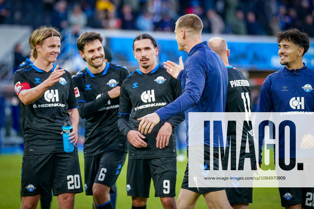 Deutschland: Fussball Bundesliga 2026 - 2027, 7. Spieltag - SC Paderborn vs Hamburger SV - Home-Deluxe-Arena (Paderborn): Freude, Emotionen, Jubel nach dem Heimsieg durch das späte Tor durch Rayan Philippe (Paderborn 9), hier mit Felix Götze (Paderborn 20) Tom Baack (Paderborn 6) Oliver Batista-Meier (Paderborn 7)