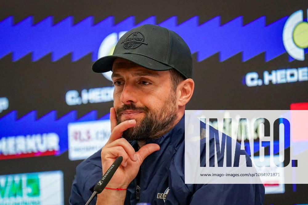 Deutschland: Fussball Bundesliga 2026 - 2027, 7. Spieltag - SC Paderborn vs Hamburger SV - Home-Deluxe-Arena (Paderborn): Ralf Kettemann (Paderborn Trainer) Pressekonferenz, Medien, Mimik, Gesichtsausdruck, Emotion