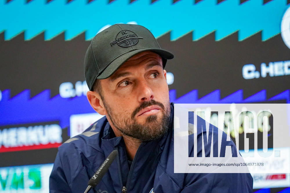 Deutschland: Fussball Bundesliga 2026 - 2027, 7. Spieltag - SC Paderborn vs Hamburger SV - Home-Deluxe-Arena (Paderborn): Ralf Kettemann (Paderborn Trainer) Pressekonferenz, Medien, Mimik, Gesichtsausdruck, Emotion