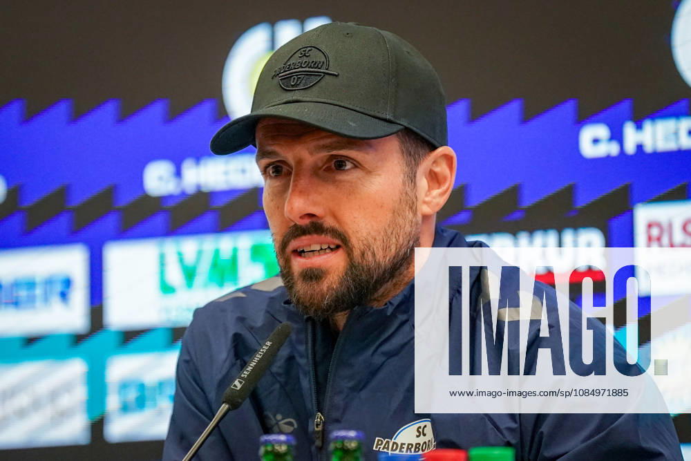 Deutschland: Fussball Bundesliga 2026 - 2027, 7. Spieltag - SC Paderborn vs Hamburger SV - Home-Deluxe-Arena (Paderborn): Ralf Kettemann (Paderborn Trainer) Pressekonferenz, Medien, Mimik, Gesichtsausdruck, Emotion