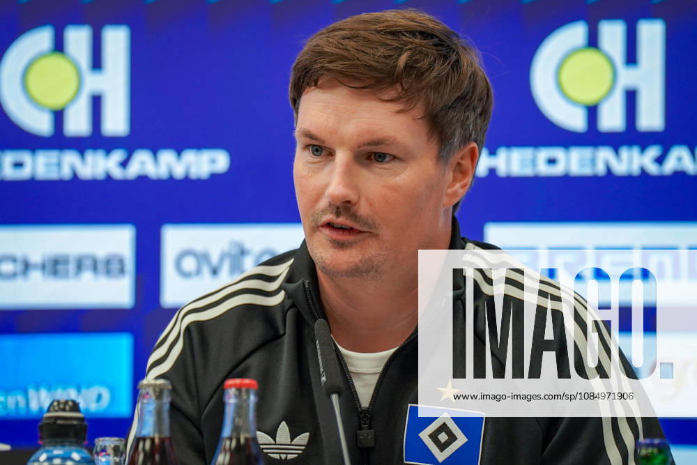 Deutschland: Fussball Bundesliga 2026 - 2027, 7. Spieltag - SC Paderborn vs Hamburger SV - Home-Deluxe-Arena (Paderborn): Merlin Polzin (Trainer, Hamburger SV) Pressekonferenz, Medien, Mimik, Gesichtsausdruck, Emotion