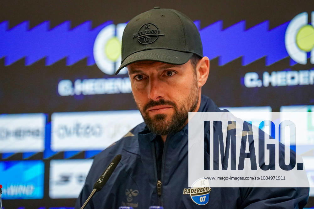 Deutschland: Fussball Bundesliga 2026 - 2027, 7. Spieltag - SC Paderborn vs Hamburger SV - Home-Deluxe-Arena (Paderborn): Ralf Kettemann (Paderborn Trainer) Pressekonferenz, Medien, Mimik, Gesichtsausdruck, Emotion