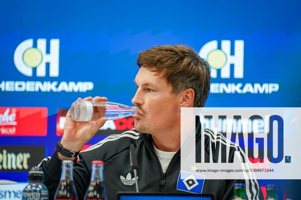 Deutschland: Fussball Bundesliga 2026 - 2027, 7. Spieltag - SC Paderborn vs Hamburger SV - Home-Deluxe-Arena (Paderborn): Merlin Polzin (Trainer, Hamburger SV) Pressekonferenz, Medien, Mimik, Gesichtsausdruck, Emotion
