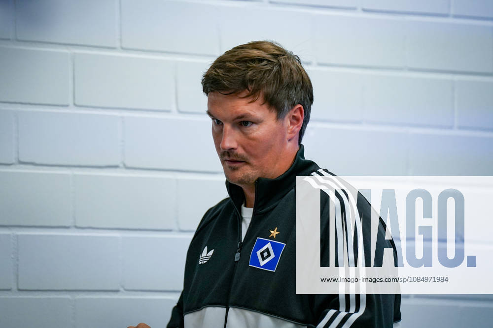 Deutschland: Fussball Bundesliga 2026 - 2027, 7. Spieltag - SC Paderborn vs Hamburger SV - Home-Deluxe-Arena (Paderborn): Ralf Kettemann (Paderborn Trainer) Pressekonferenz, Medien, Mimik, Gesichtsausdruck, Emotion