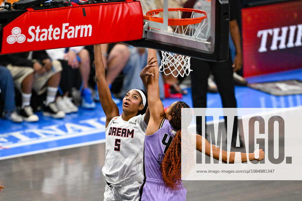 ATLANTA, GA - OCTOBER 24: Atlanta forward Angel Reese (5) drives to the basket during Game Four of the WNBA, Basketball Damen, USA finals between the Golden State Valkyries and the Atlanta Dream on October 24th, 2026 at State Farm Arena in Atlanta, GA. (Photo by Rich von Biberstein Icon Sportswire) WNBA: OCT 24 Finals Golden State Valkyries at Atlanta Dream Icon261024004