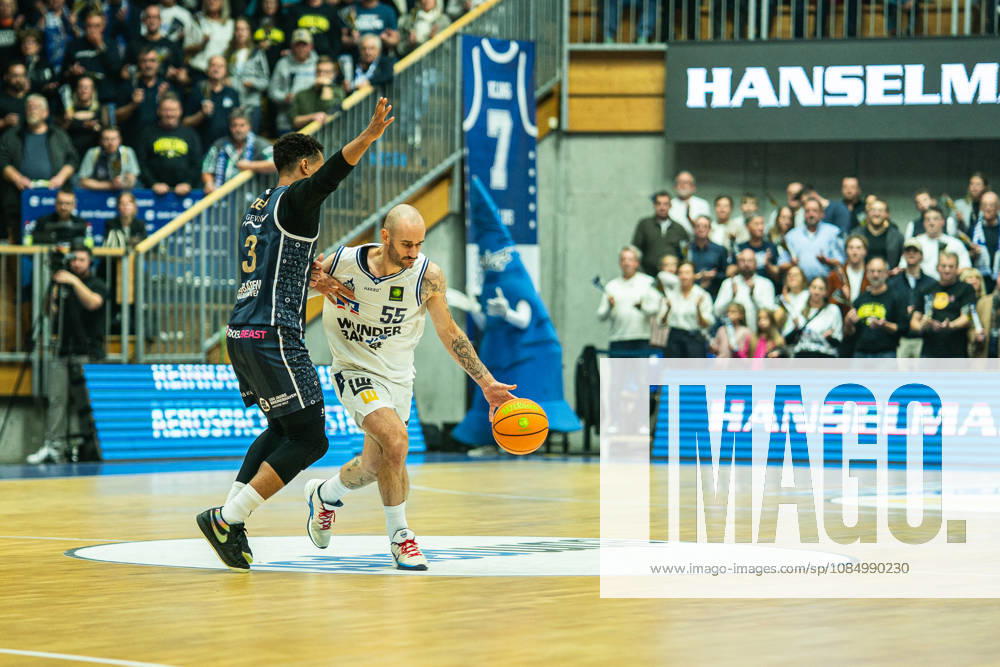 Simon Krajcovic (Hakro Merlins Crailsheim, 55) am Ball im Dribbling gegen Garai Zeeb (Eisbaeren Bremerhaven, 03), GER, Hakro Merlins Crailsheim vs. Eisbaeren Bremerhaven, Basketball, 2 Basketball Bundesliga ProA, Herren, 6. Spieltag, Spielzeit 2026 2027, 24.10.2026 GER, Hakro Merlins Crailsheim vs. Eisbaeren Bremerhaven, Basketball, 2 Basketball Bundesliga ProA, Herren, 6. Spieltag, Spielzeit 2026 2027, 24.10.2026 Ilshofen