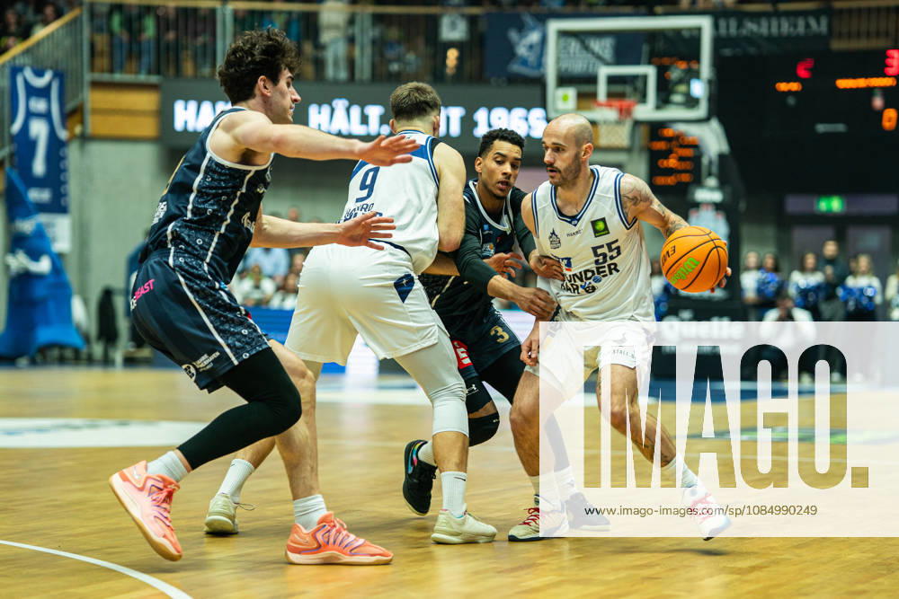 Simon Krajcovic (Hakro Merlins Crailsheim, 55) setzt sich gegen mehrere Gegespieler der Eisbaeren Bremerhaven durch, GER, Hakro Merlins Crailsheim vs. Eisbaeren Bremerhaven, Basketball, 2 Basketball Bundesliga ProA, Herren, 6. Spieltag, Spielzeit 2026 2027, 24.10.2026 GER, Hakro Merlins Crailsheim vs. Eisbaeren Bremerhaven, Basketball, 2 Basketball Bundesliga ProA, Herren, 6. Spieltag, Spielzeit 2026 2027, 24.10.2026 Ilshofen