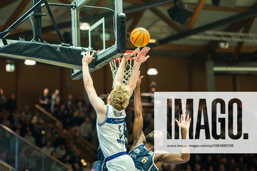 Nico Hoellerl (Hakro Merlins Crailsheim, 05) setzt sich gegen Carlos Deshawn Carter (Eisbaeren Bremerhaven, 06) am Korb durch, GER, Hakro Merlins Crailsheim vs. Eisbaeren Bremerhaven, Basketball, 2 Basketball Bundesliga ProA, Herren, 6. Spieltag, Spielzeit 2026 2027, 24.10.2026 GER, Hakro Merlins Crailsheim vs. Eisbaeren Bremerhaven, Basketball, 2 Basketball Bundesliga ProA, Herren, 6. Spieltag, Spielzeit 2026 2027, 24.10.2026 Ilshofen
