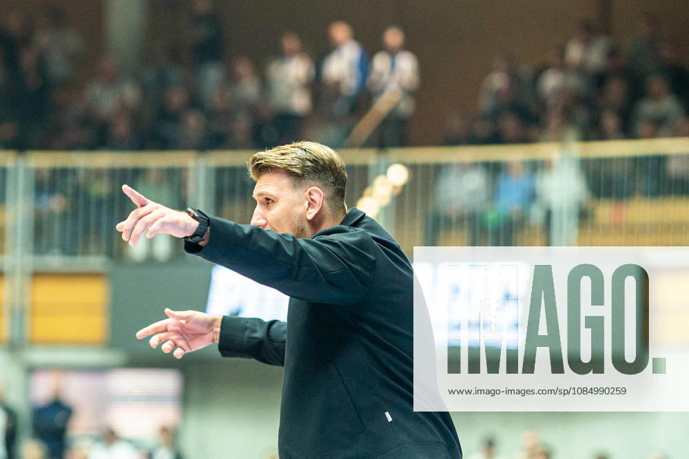 Florian Flabb (Hakro Merlins Crailsheim, Headcoach) gibt Anweisungen, GER, Hakro Merlins Crailsheim vs. Eisbaeren Bremerhaven, Basketball, 2 Basketball Bundesliga ProA, Herren, 6. Spieltag, Spielzeit 2026 2027, 24.10.2026 GER, Hakro Merlins Crailsheim vs. Eisbaeren Bremerhaven, Basketball, 2 Basketball Bundesliga ProA, Herren, 6. Spieltag, Spielzeit 2026 2027, 24.10.2026 Ilshofen