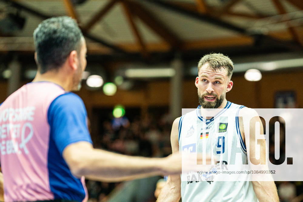 Hendrik Helge Drescher (Hakro Merlins Crailsheim, 09) im Gespraech mit einem der Schiedsrichter, GER, Hakro Merlins Crailsheim vs. Eisbaeren Bremerhaven, Basketball, 2 Basketball Bundesliga ProA, Herren, 6. Spieltag, Spielzeit 2026 2027, 24.10.2026 GER, Hakro Merlins Crailsheim vs. Eisbaeren Bremerhaven, Basketball, 2 Basketball Bundesliga ProA, Herren, 6. Spieltag, Spielzeit 2026 2027, 24.10.2026 Ilshofen