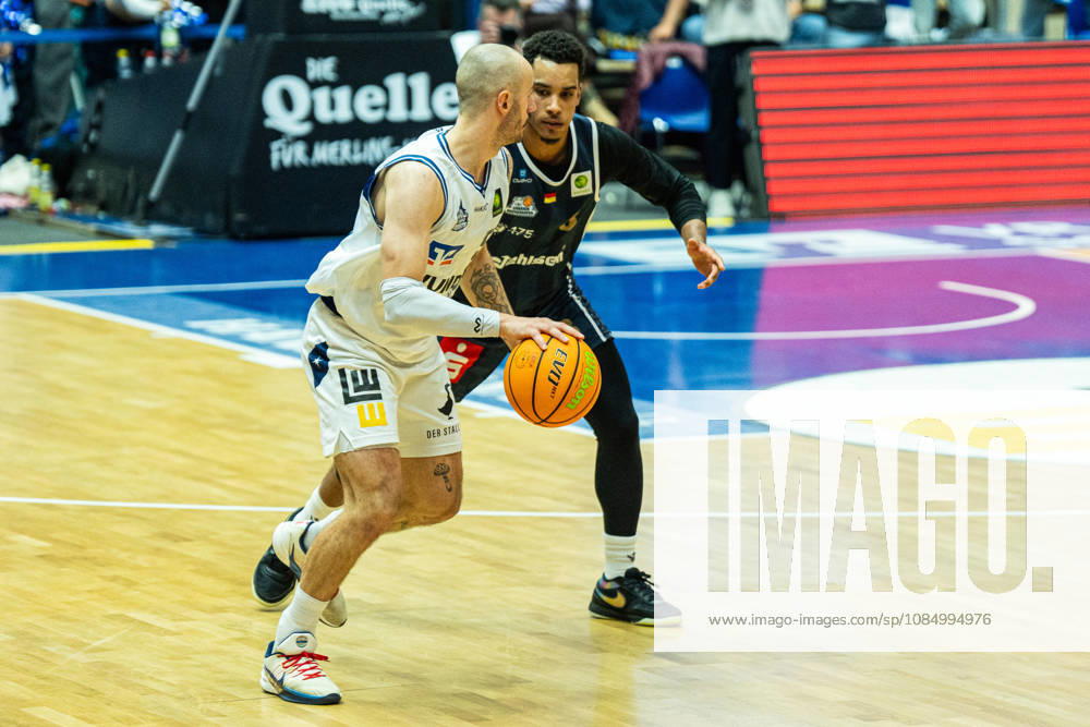 Simon Krajcovic (Hakro Merlins Crailsheim, 55) im Duell mit Garai Zeeb (Eisbaeren Bremerhaven, 03) GER, Hakro Merlins Crailsheim vs. Eisbaeren Bremerhaven, Basketball, 2 Basketball Bundesliga ProA, Herren, 6. Spieltag, Spielzeit 2026 2027, 24.10.2026 GER, Hakro Merlins Crailsheim vs. Eisbaeren Bremerhaven, Basketball, 2 Basketball Bundesliga ProA, Herren, 6. Spieltag, Spielzeit 2026 2027, 24.10.2026 Ilshofen