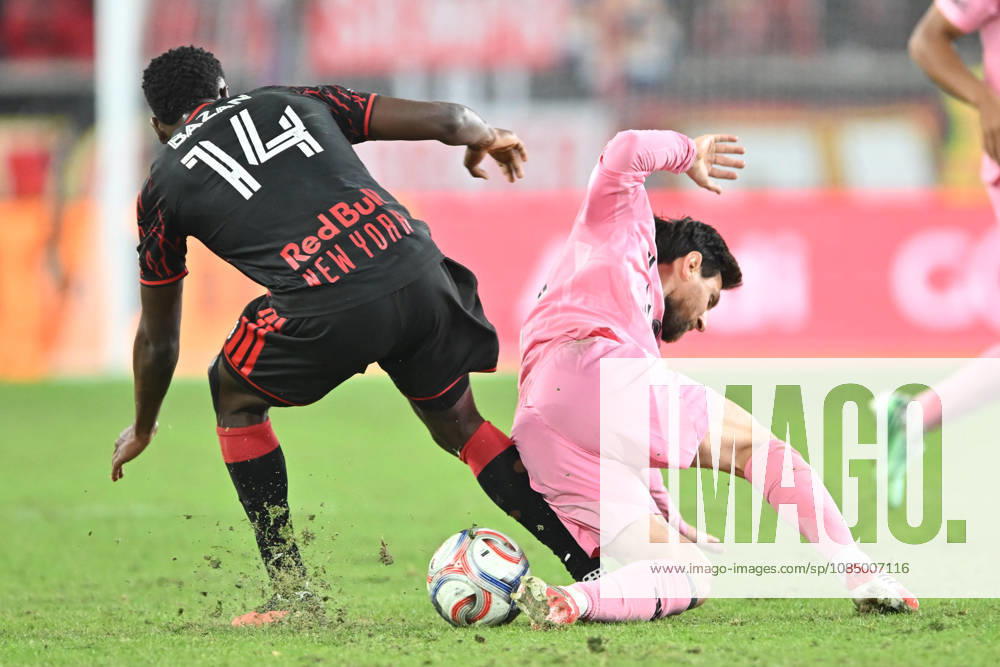 Harrison, New Jersey United States of America. 24 Oct, 2026. New York Red Bulls defender JULIAN BAZAN (14) and Inter Miami CF forward LIONEL MESSI (10) in action at Sports Illustrated Stadium New York Red Bulls defeat Inter Miami CF 2 to 0. Credit: , Jr. Zuma Press MLS, Fussball Herren, USA 2026: New York Red Bulls 2:0 Inter Miami CF - ZUMAa301 20261024_aaf_a301_028