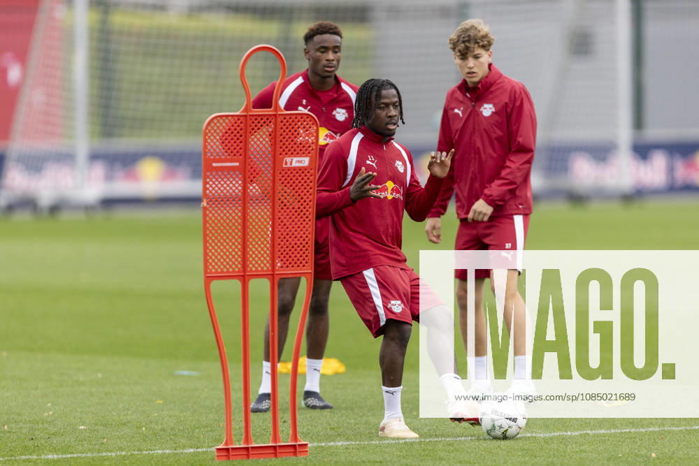 GER, Leipzig, Fussball, oeffentliches Training RB Leipzig im Bild v.l.: Johan Bakayoko (RB Leipzig 11), Aktion mit Ball 25.10.2026, RB Leipzig Training Akademie Cottaweg Leipzig DFL DFB REGULATIONS PROHIBIT ANY USE OF PHOTOGRAPHS AS IMAGE SEQUENCES AND OR QUASI-VIDEO,