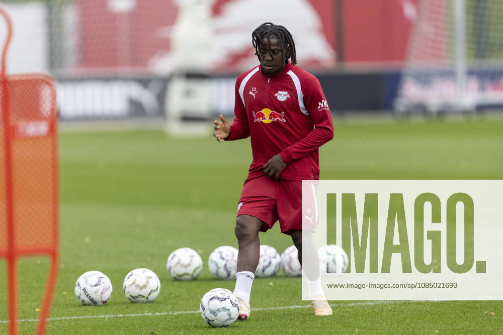 GER, Leipzig, Fussball, oeffentliches Training RB Leipzig im Bild v.l.: Johan Bakayoko (RB Leipzig 11), Aktion mit Ball 25.10.2026, RB Leipzig Training Akademie Cottaweg Leipzig DFL DFB REGULATIONS PROHIBIT ANY USE OF PHOTOGRAPHS AS IMAGE SEQUENCES AND OR QUASI-VIDEO,