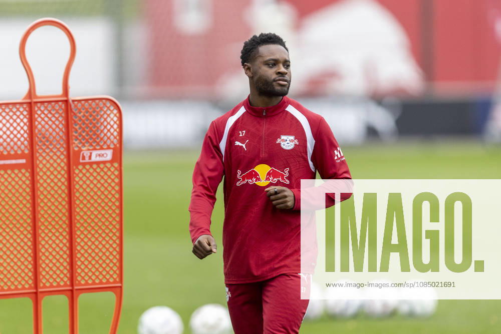 GER, Leipzig, Fussball, oeffentliches Training RB Leipzig im Bild v.l.: Ridle Baku (RB Leipzig 17), 25.10.2026, RB Leipzig Training Akademie Cottaweg Leipzig DFL DFB REGULATIONS PROHIBIT ANY USE OF PHOTOGRAPHS AS IMAGE SEQUENCES AND OR QUASI-VIDEO,
