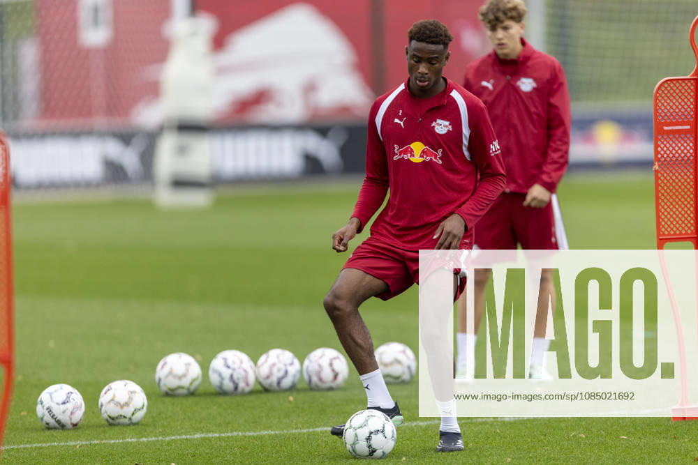 GER, Leipzig, Fussball, oeffentliches Training RB Leipzig im Bild v.l.: Abdoul Kone (RB Leipzig 02), Aktion mit Ball 25.10.2026, RB Leipzig Training Akademie Cottaweg Leipzig DFL DFB REGULATIONS PROHIBIT ANY USE OF PHOTOGRAPHS AS IMAGE SEQUENCES AND OR QUASI-VIDEO,