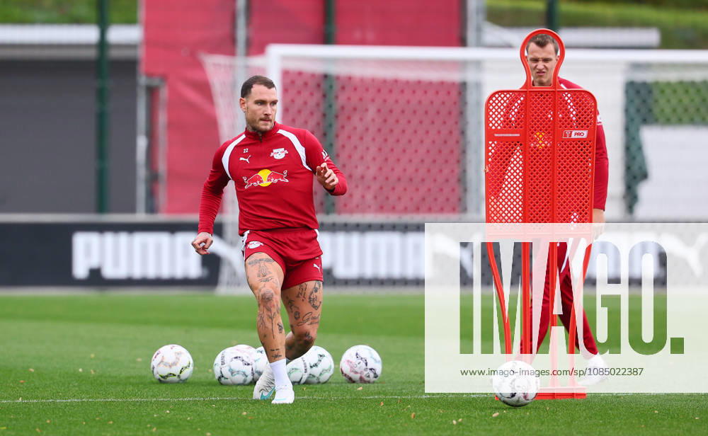 RB Leipzig Training Bundesliga Leipzig, 25.10.2026, RBL Akademie Trainingszentrum, Fussball, Bundesliga , RB Leipzig - Training , Im Bild v.l.: David Raum (22, RB Leipzig) und Lukas Klostermann (16, RB Leipzig) ,