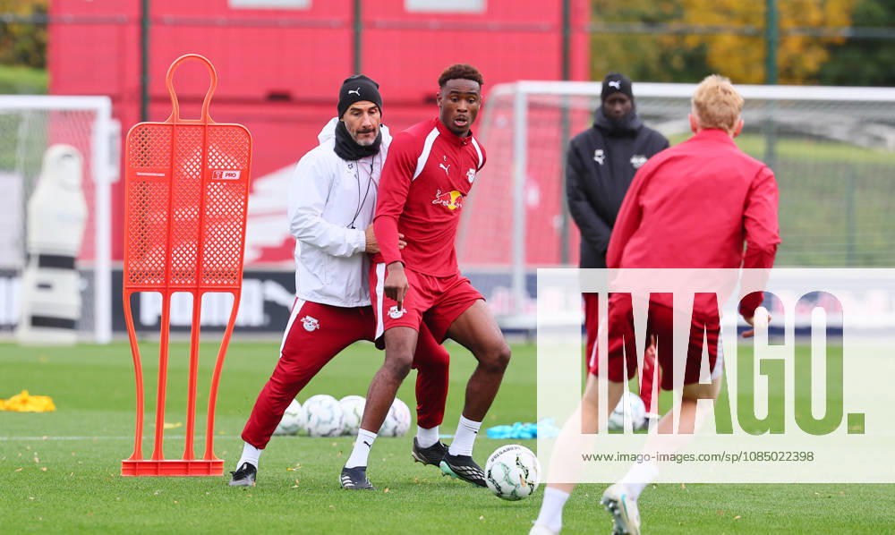 RB Leipzig Training Bundesliga Leipzig, 25.10.2026, RBL Akademie Trainingszentrum, Fussball, Bundesliga , RB Leipzig - Training , Im Bild v.l.: Co-Trainer Jan Zimmermann (RB Leipzig)und Abdoul Kone ( 2, RB Leipzig) ,